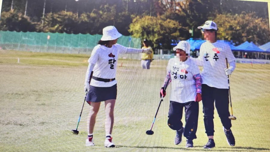 파크골프 필드에서 시니어와 가족이 함께 라운딩하는 모습