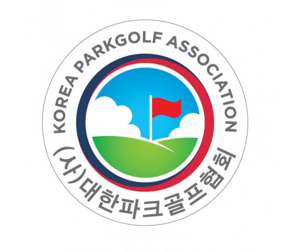 협회 가입 안내서와 매뉴얼을 보는 손