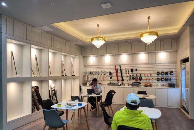 실내 시타 공간에서 상담·비교하는 모습