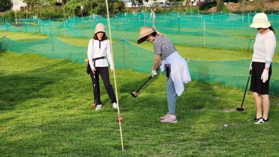 3~4명이 코스를 함께 걷는 뒷모습